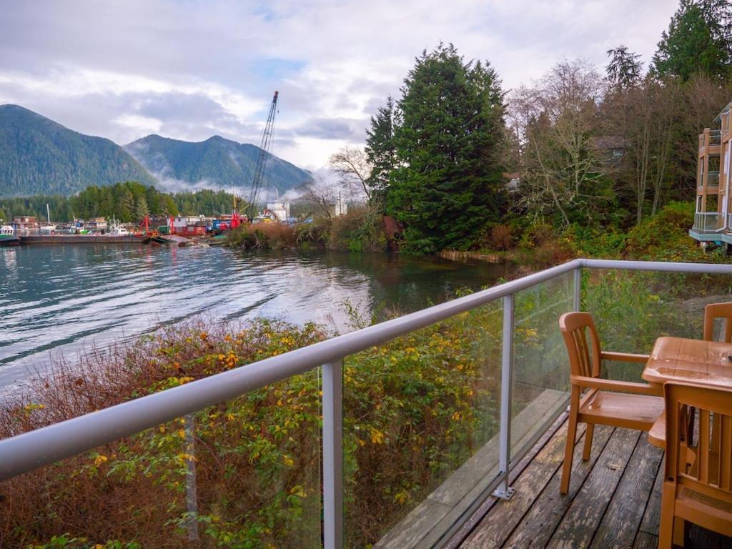 Апартаменты Waterfront View Of The Inlet, Short Walk To Town Тофино Экстерьер фото